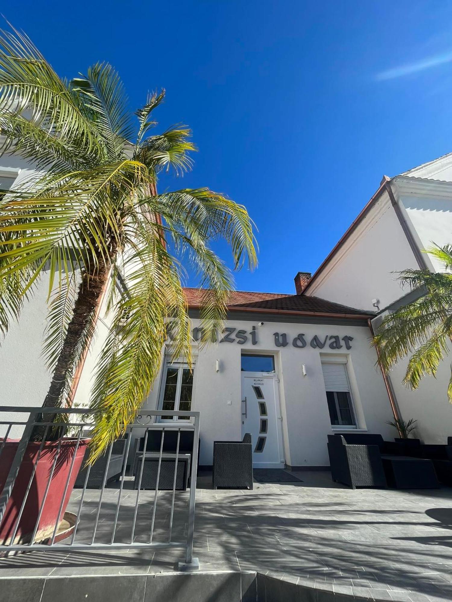 Kinizsi Udvar Apartmanhaz Balatonboglar Bagian luar foto